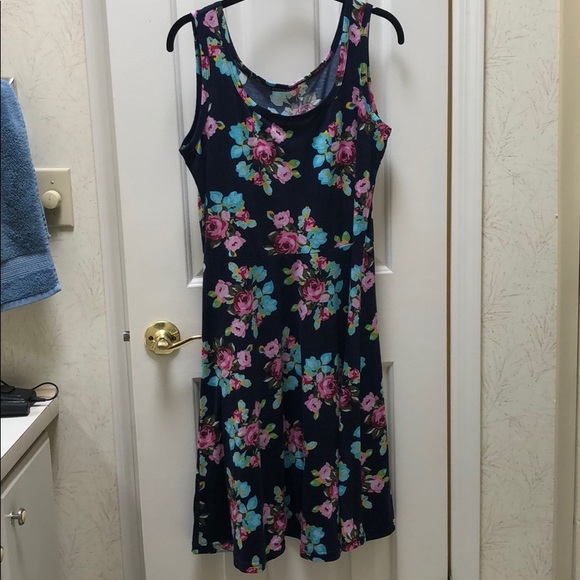 Dresses & Skirts - Women's Scoop Neck Floral Printed Dress